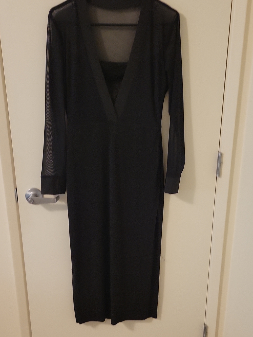 Black Long Sleeve V-Neck Midi Dress
